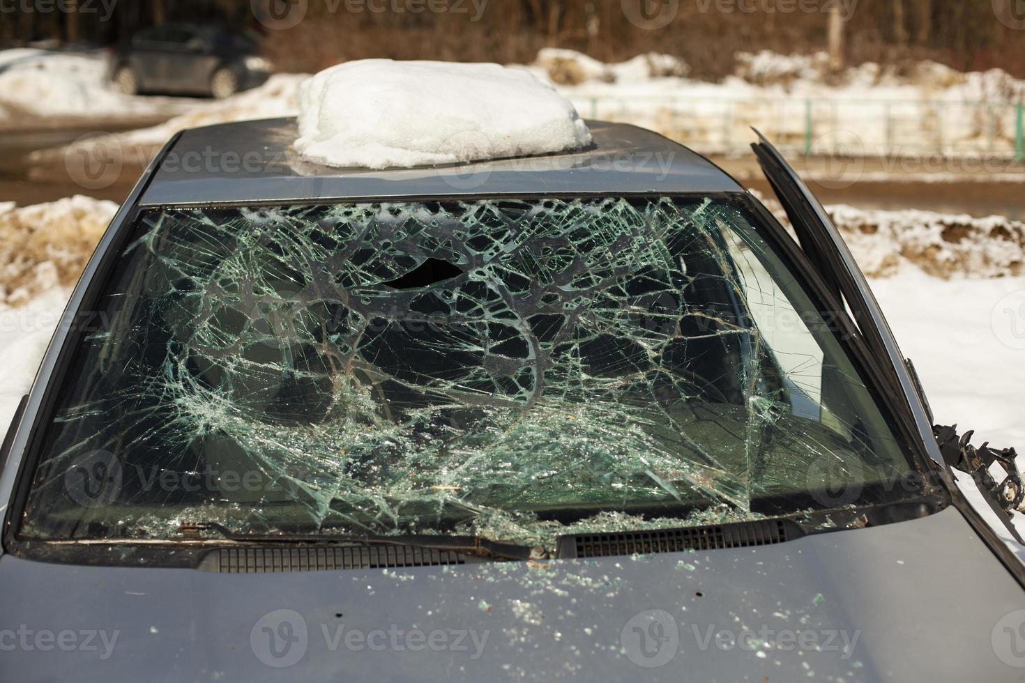 verre de voiture cassé. fissures sur le pare-brise. voiture après accident. photo