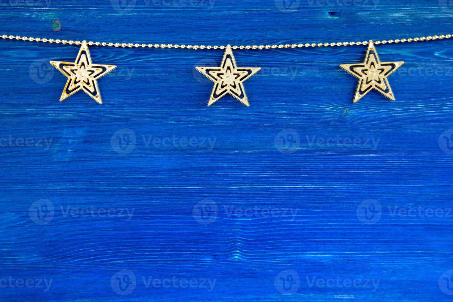 décorations de noël sur le fond en bois bleu, vue de dessus. photo