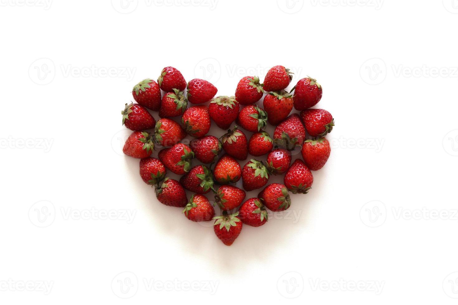 un coeur de fraise sur fond blanc. photo