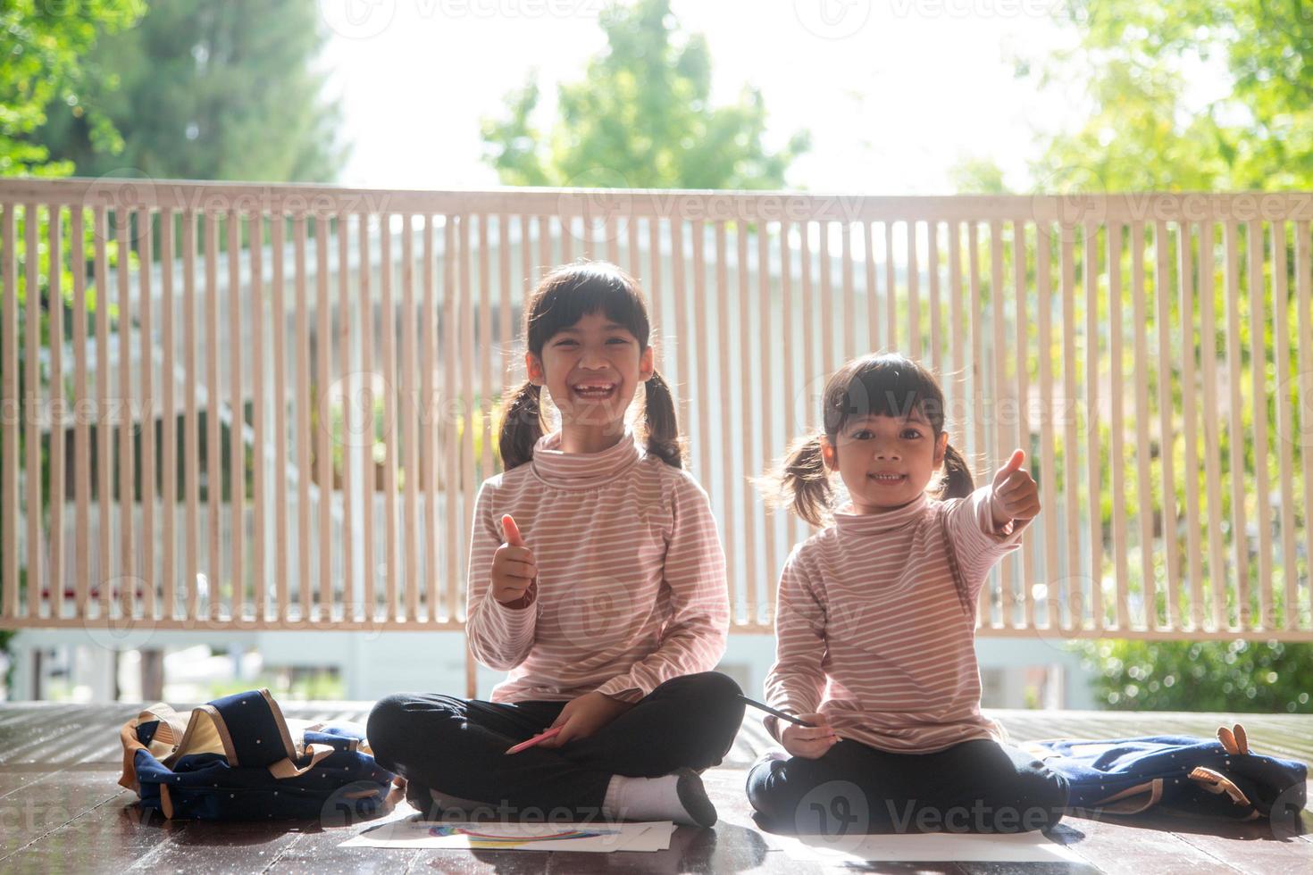 enfants frères et sœurs asiatiques dessinant et peignant la coloration sur le papier photo