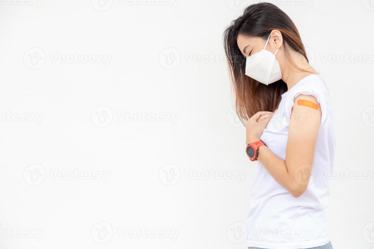 femme asiatique stressée avec un masque médical effrayé par l'effet après avoir reçu le vaccin. photo