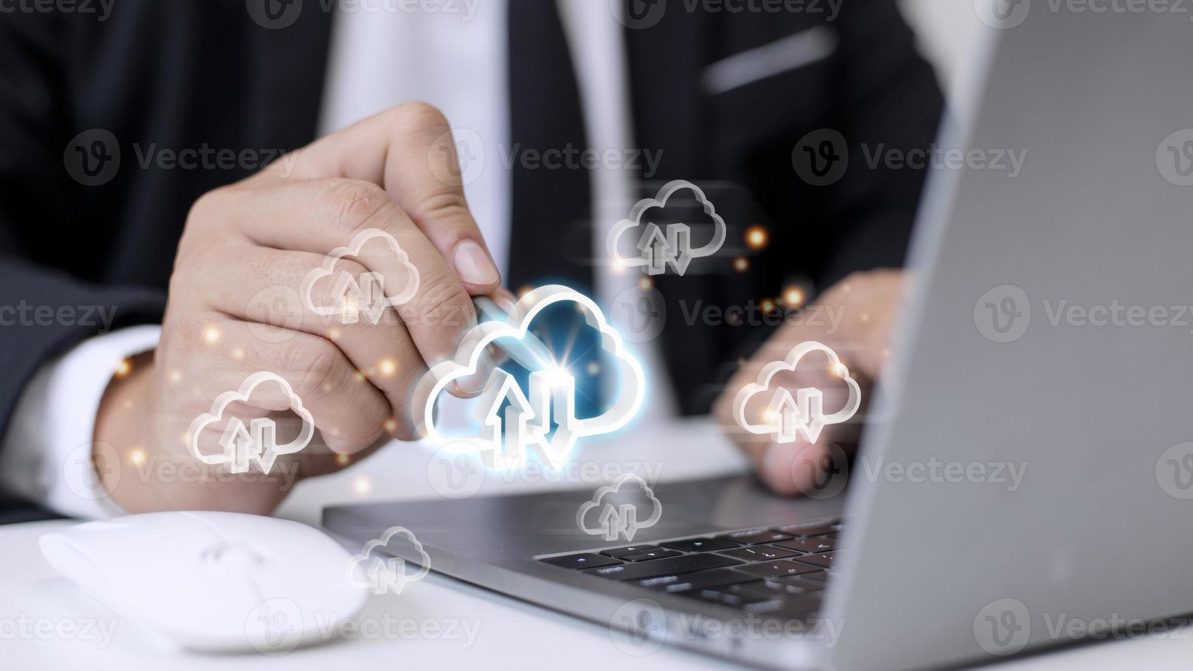 concept de cloud computing - connectez-vous au cloud. homme d'affaires ou technologue de l'information, cliquez sur l'icône du cloud computing. photo