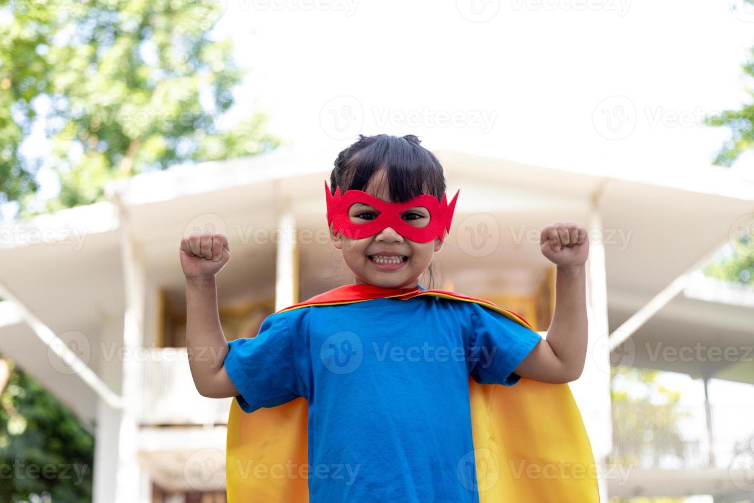 enfant agit comme un super-héros pour sauver le monde photo