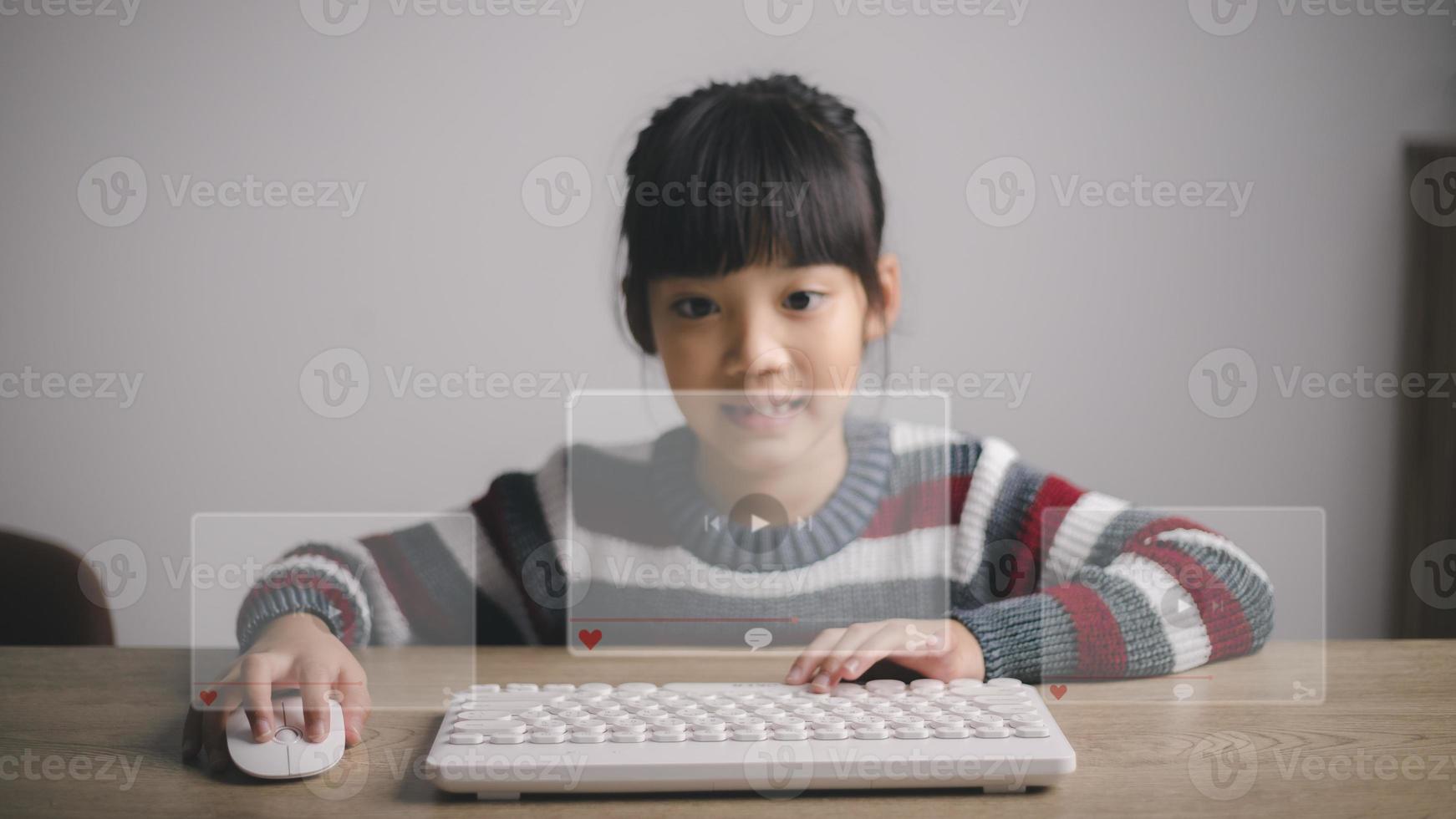 les filles asiatiques utilisent la souris et le clavier pour diffuser en ligne, regarder des vidéos sur Internet, étudier en direct, tutoriel, apprentissage en ligne, éducation, enseignement à domicile. pendant le verrouillage de la pandémie de covid-19. photo