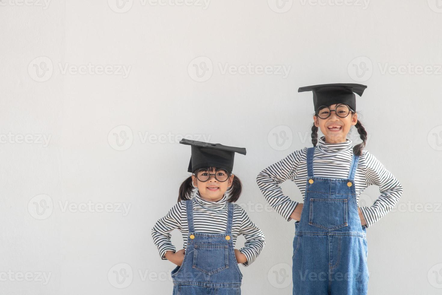 frères et sœurs enfants fille graduation avec cap photo