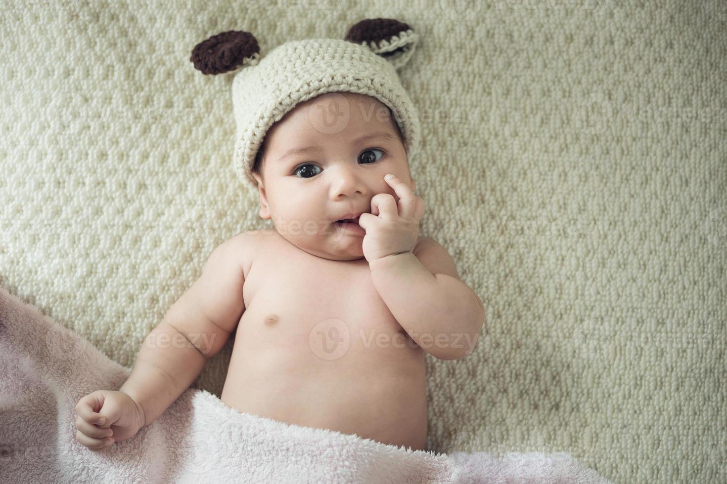 Naissance bébé fille posée dans un bol sur le dos, sur une couverture de fourrure photo