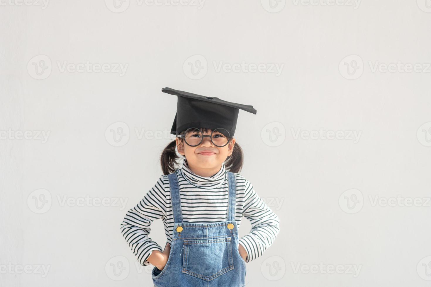 heureux écolier asiatique diplômé en chapeau de graduation photo