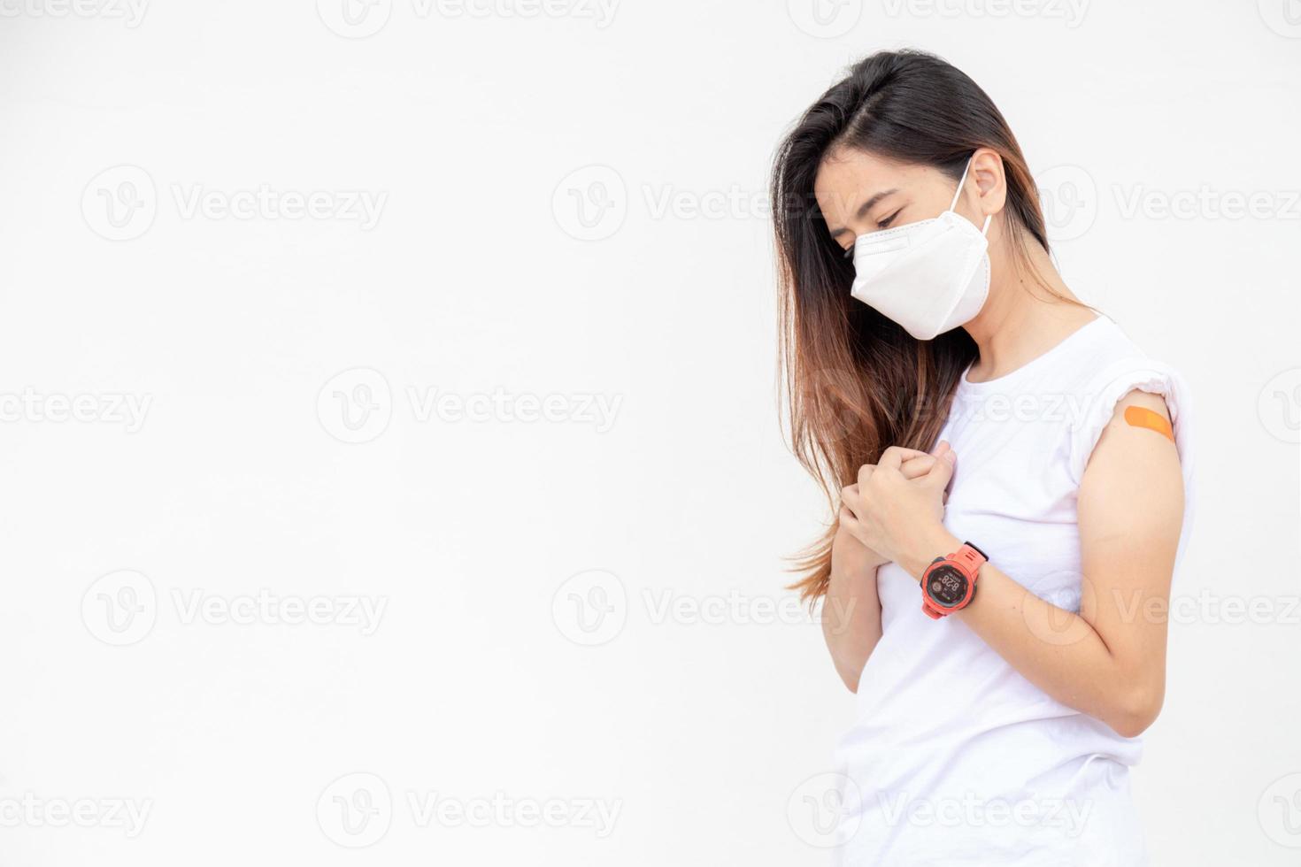 femme asiatique stressée avec un masque médical effrayé par l'effet après avoir reçu le vaccin. photo