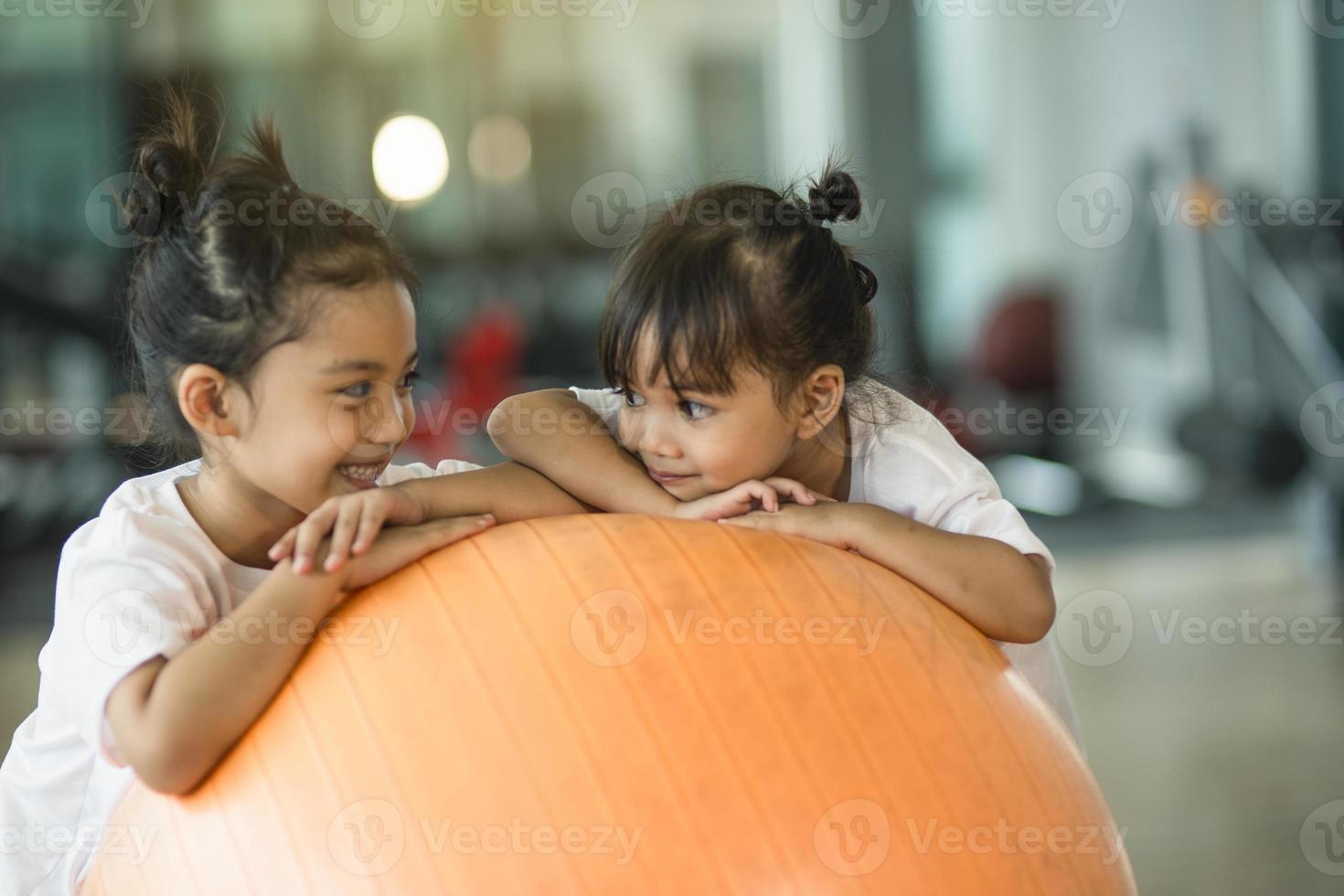 ballons de gymnastique et enfants dessus photo