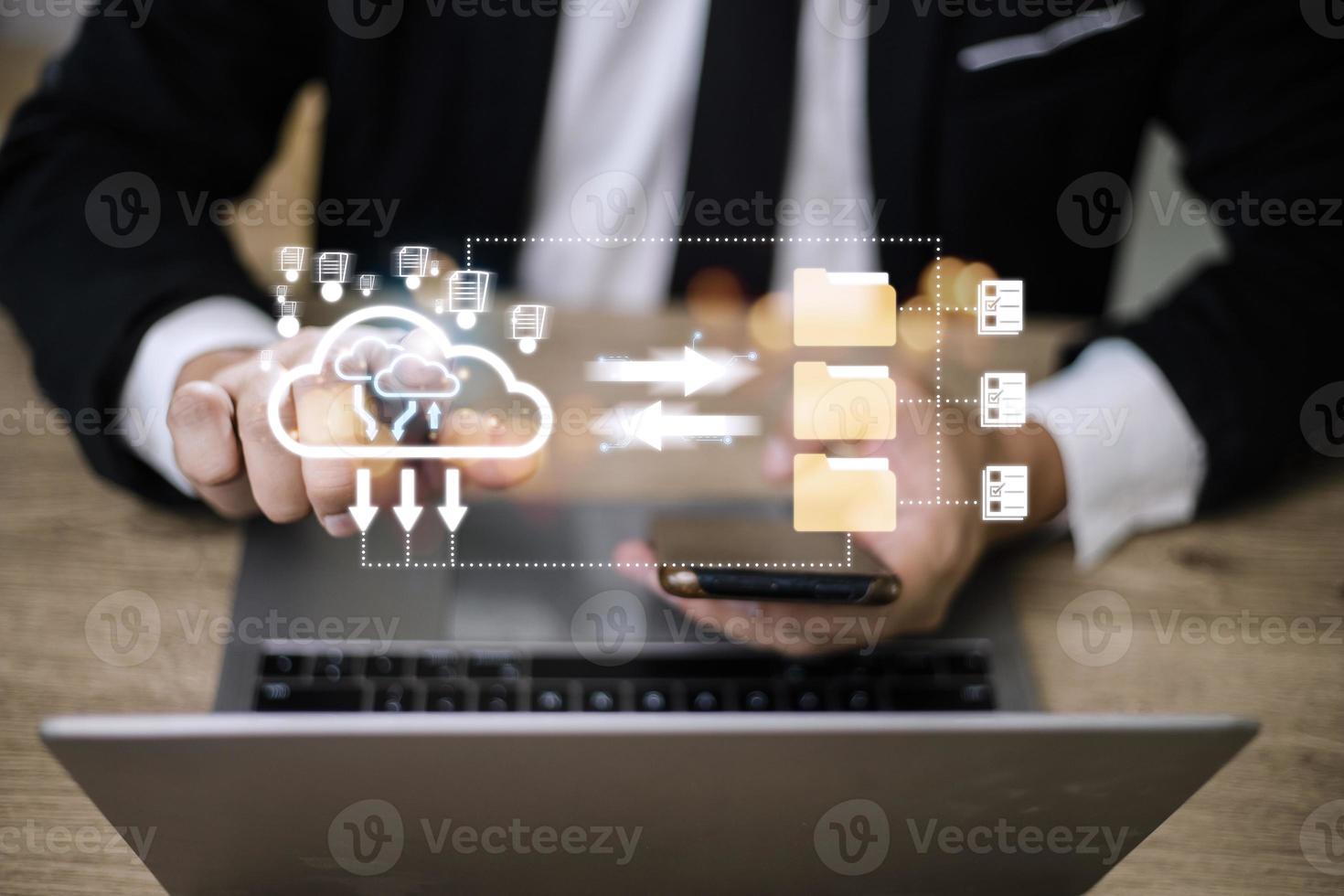 technologies d'infonuagique et de stockage en ligne, infonuagique et communications, connexion à des services de serveur Internet pour le transfert de données et la gestion de données. photo