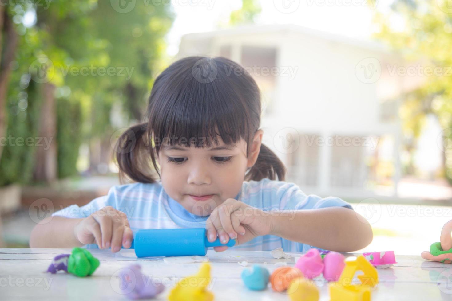 les enfants asiatiques jouent avec des formes de moulage d'argile, apprenant par le jeu photo