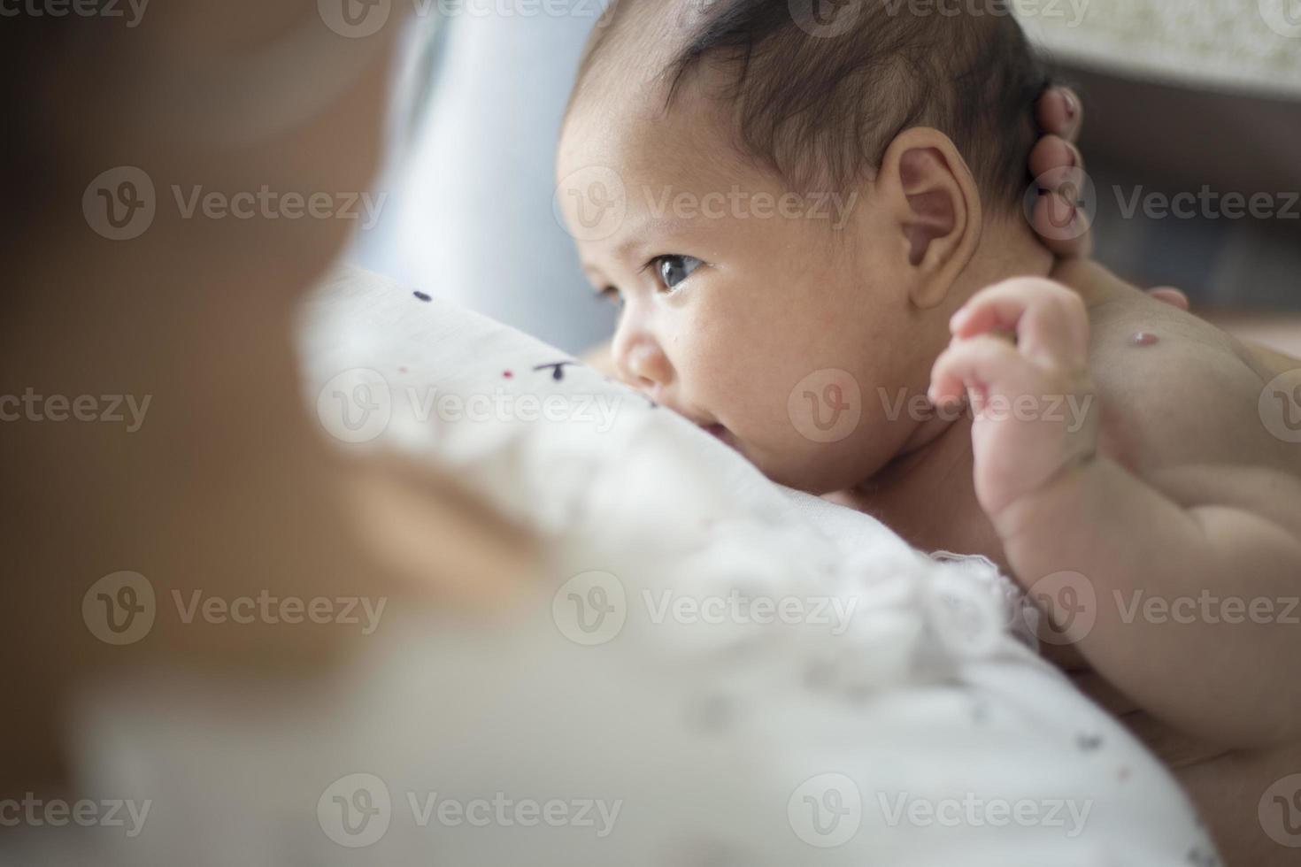 mère allaitant son nouveau-né à côté de la fenêtre. le lait maternel est un médicament naturel pour bébé. concept de liaison de la fête des mères.soft focus photo