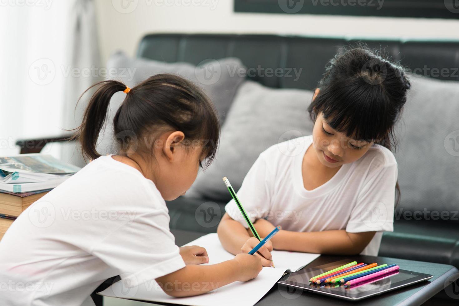 coronavirus covid-19 et apprentissage à domicile, concept d'enfant à l'école à la maison. les petits enfants étudient l'apprentissage en ligne à la maison avec un ordinateur portable. photo