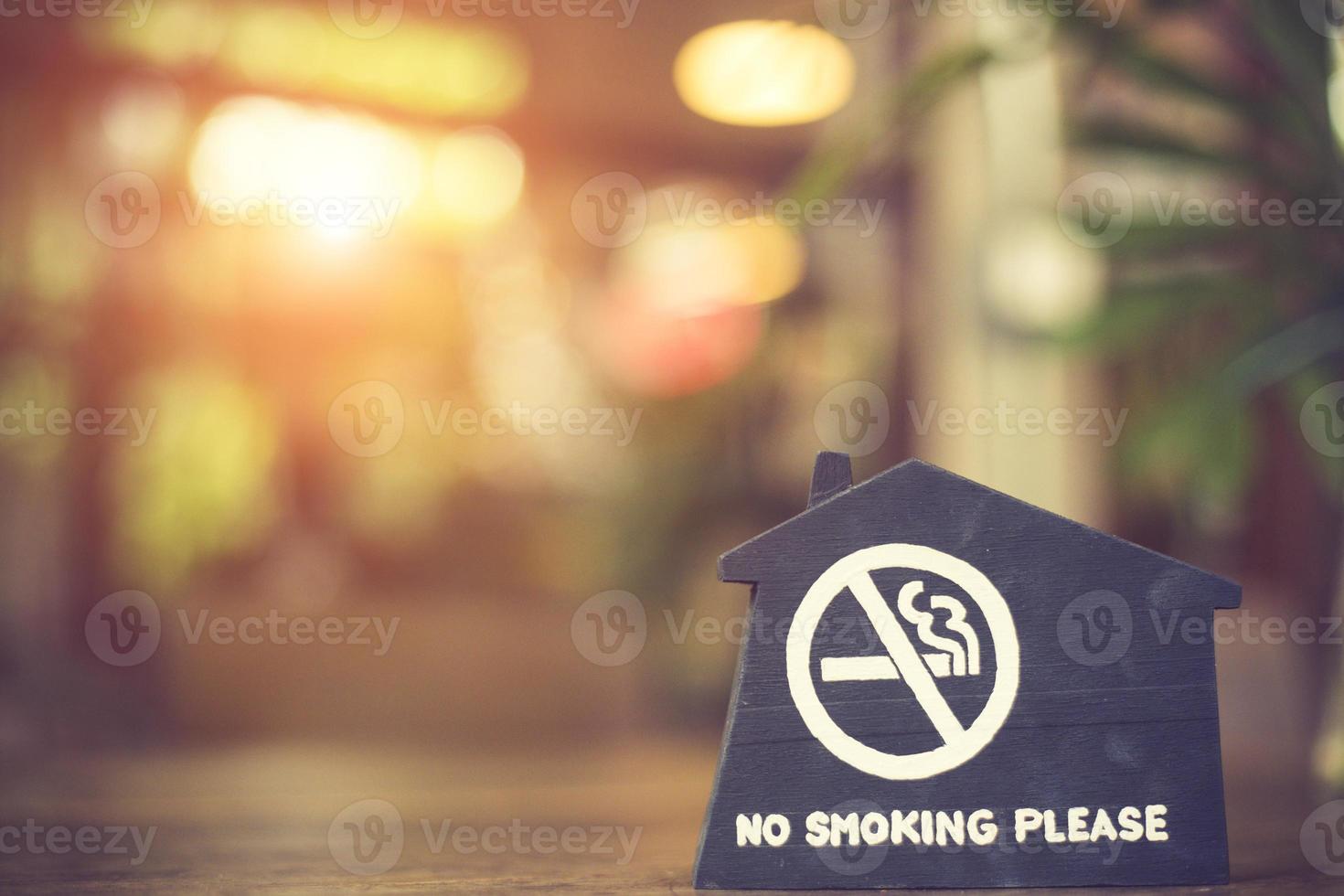 signe non fumeur sur une table dans un café photo