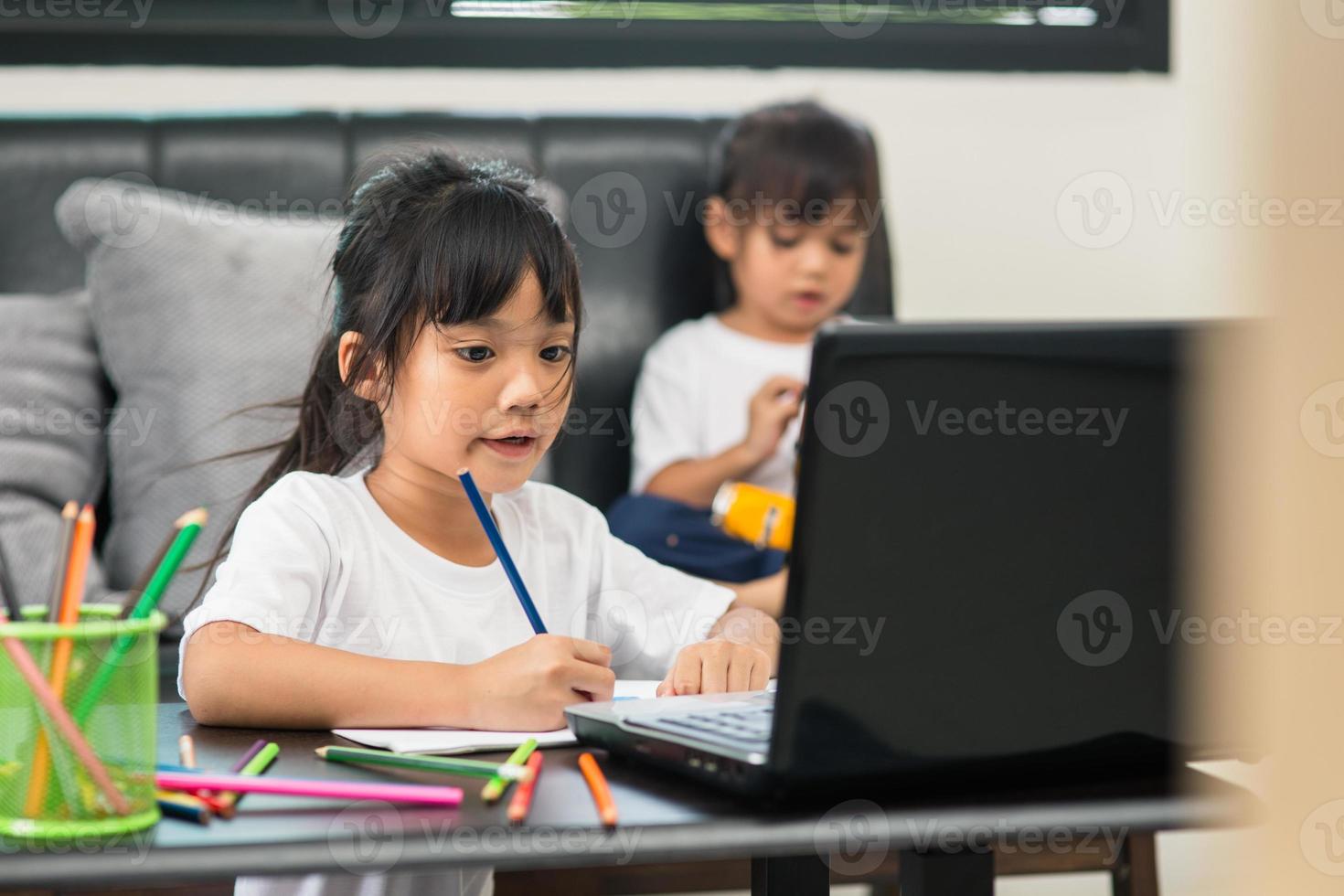 étudiant fille asiatique classe d'apprentissage en ligne étude appel vidéo en ligne zoom enseignant, fille heureuse apprendre la langue anglaise en ligne avec un ordinateur portable à la maison.nouveau normal.covid-19 coronavirus.distanciation sociale.rester à la maison photo
