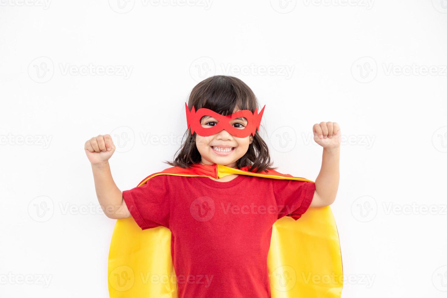 petite fille enfant joue au super-héros. enfant sur le fond blanc. concept de pouvoir des filles photo