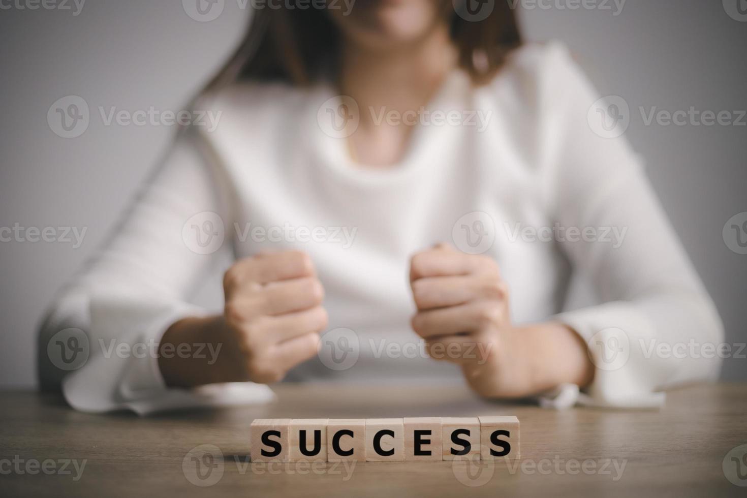 femme d'affaires et blocs de bois avec le mot succès. le succès doit être basé sur des piliers solides, atteindre le succès. photo