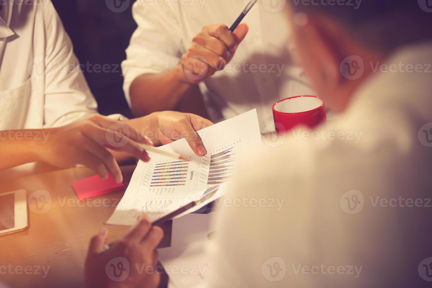 réunion de conseillers commerciaux pour analyser et discuter de la situation sur le rapport financier dans la salle de réunion. consultant en investissement, consultant financier, conseiller financier et concept comptable. photo