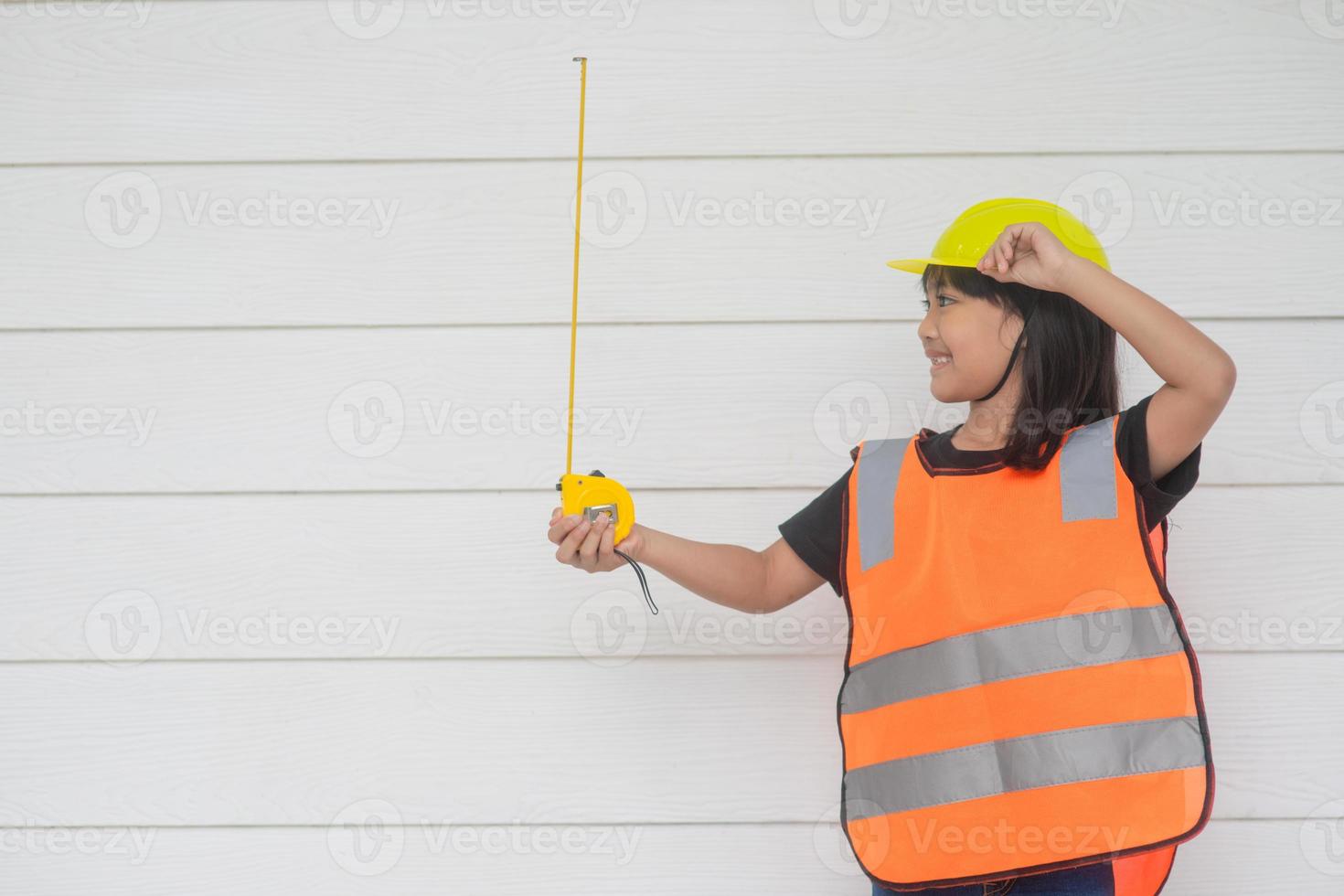 enfants asiatiques jouant comme casque d'ingénieur photo