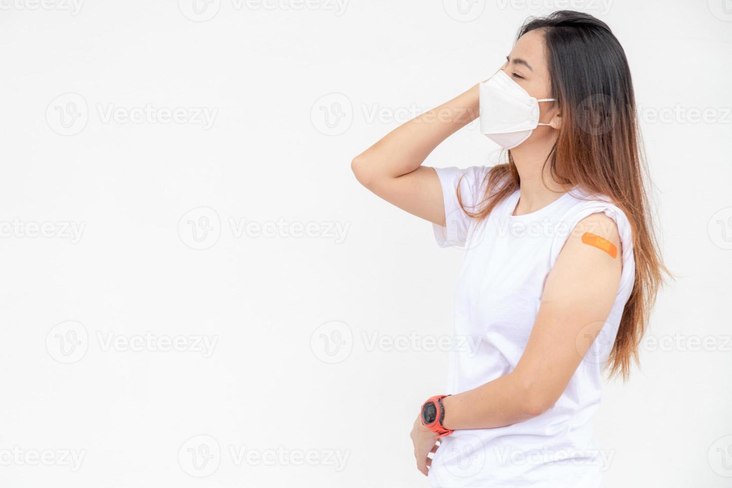 belle jeune femme asiatique ayant des maux de tête douloureux. effet après avoir reçu le vaccin avec espace de copie. photo