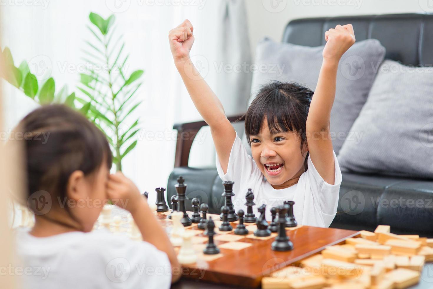 enfants jouant aux échecs - l'un d'eux vient de capturer un pion et célèbre photo