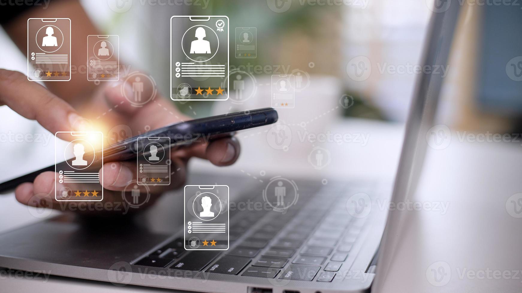concept de service de recherche de spécialistes de l'application de recrutement en ligne avec des cartes virtuelles avec des informations d'évaluation et de profil sur un smartphone en main. photo