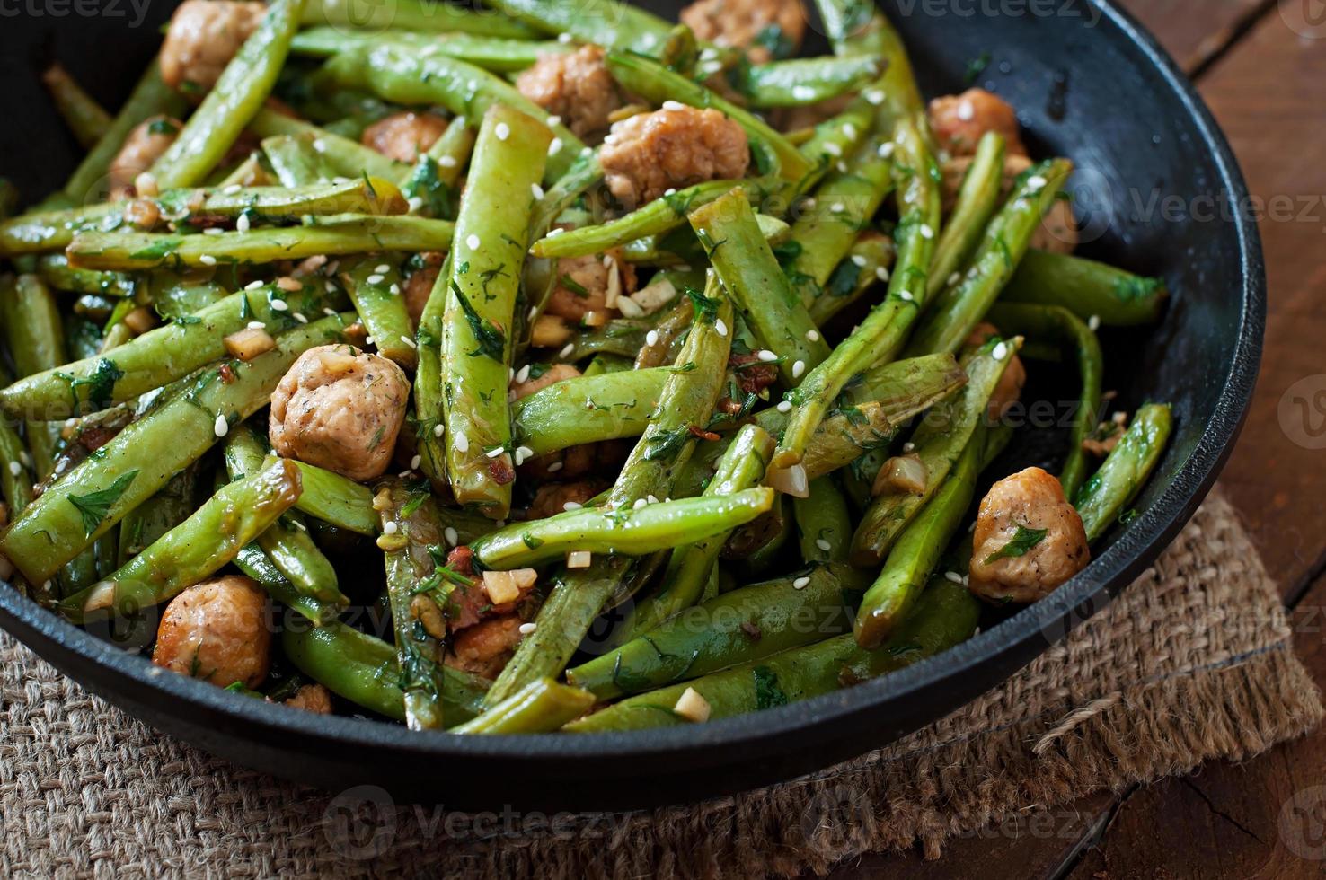 haricots verts frits avec des boulettes de poulet et de l'ail style asiatique photo