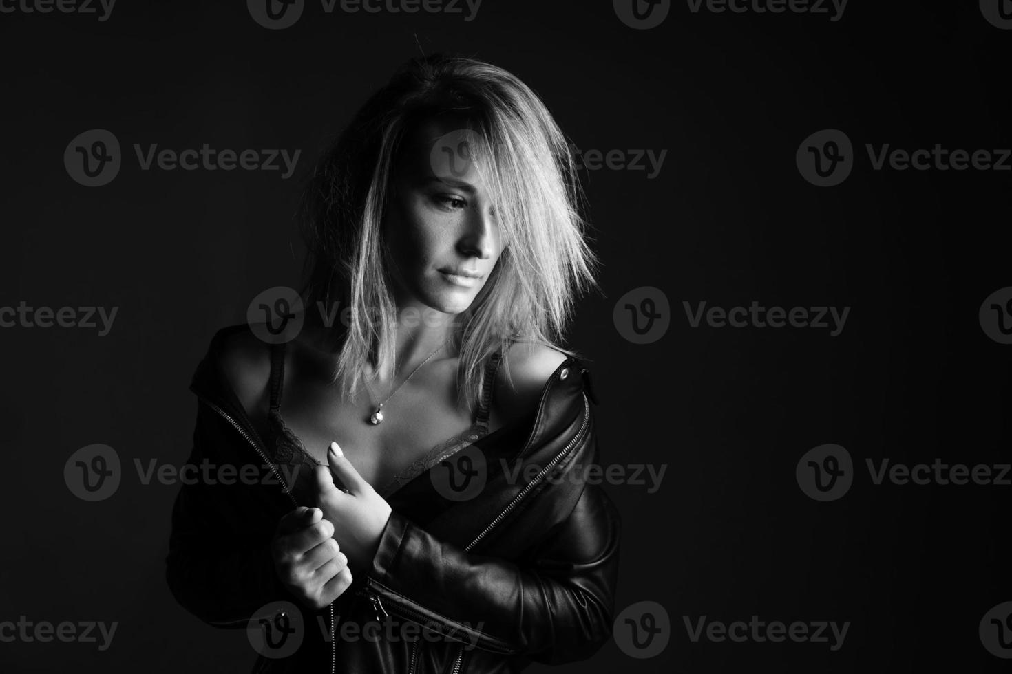 portrait d'une femme en blouson de cuir et lingerie, photo noir et blanc