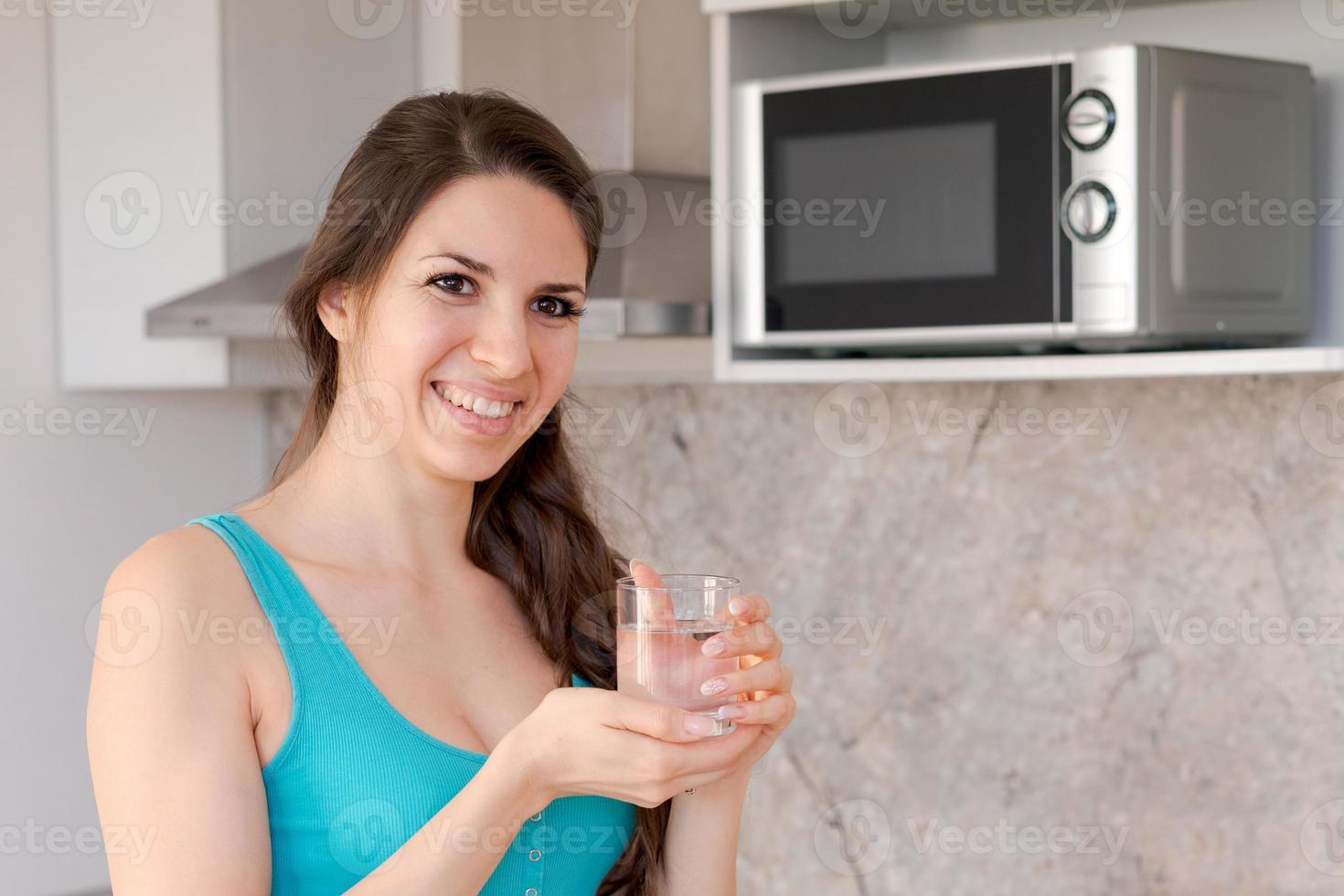 heureux, attrayant, joyeux, sourire, brunette, femme, boire, frais, propre, filtré photo