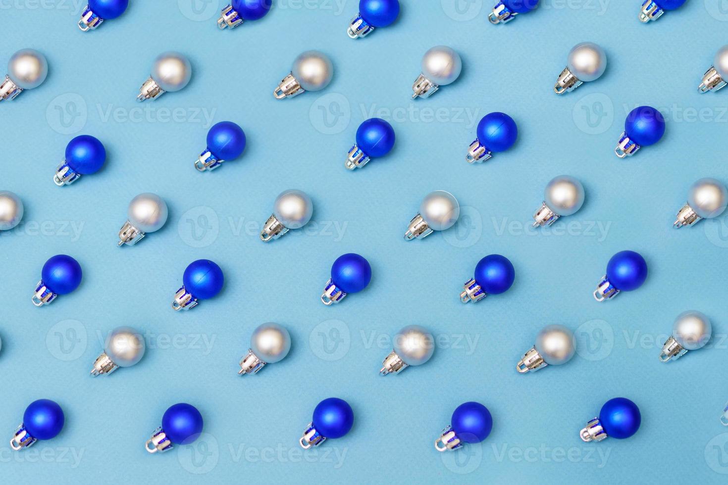 boules de décoration de noël bleu et argent sur fond bleu avec copie photo