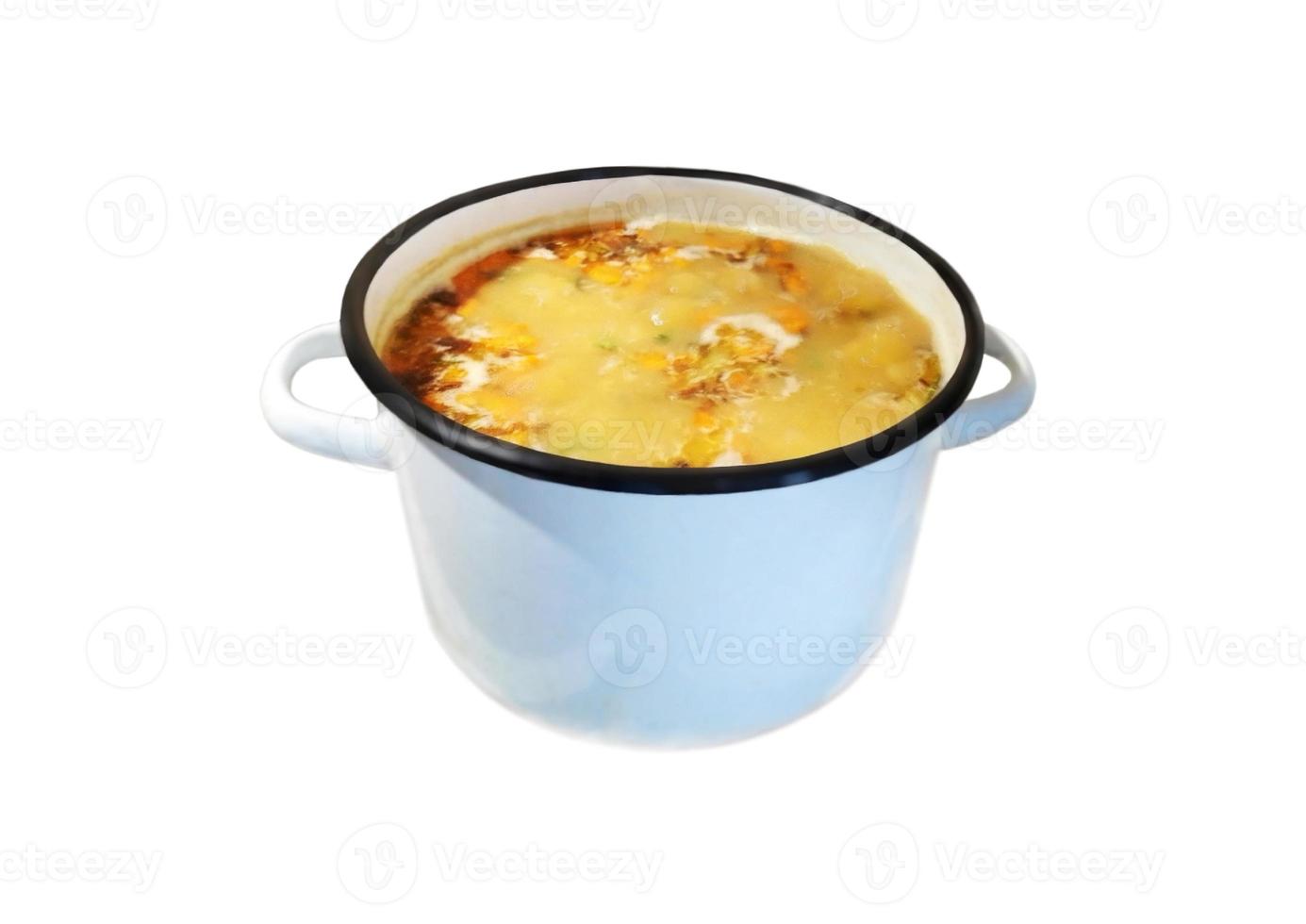 soupe aux pois, bouillie dans une casserole, sur fond blanc photo