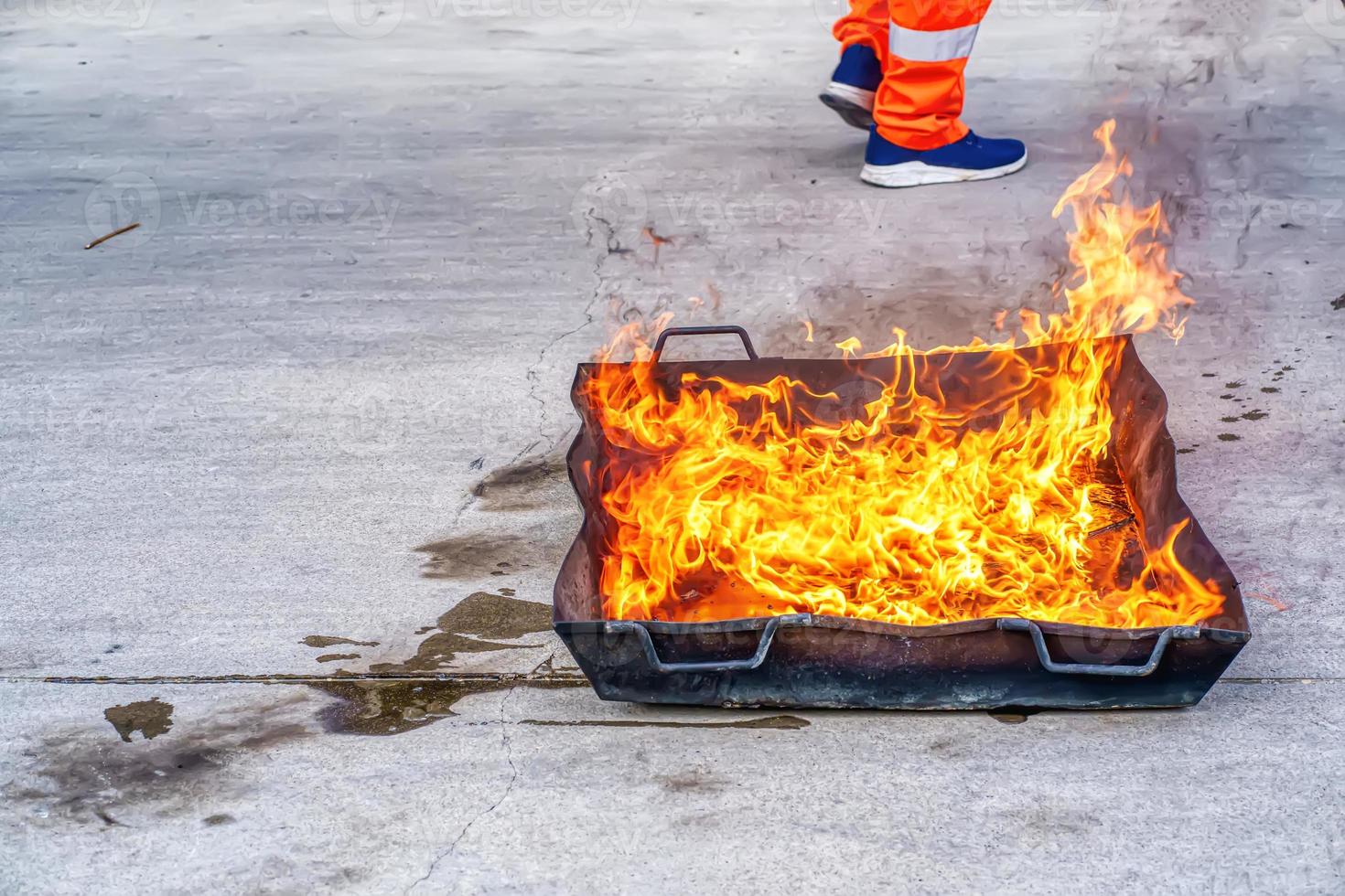 des exercices d'incendie se préparent pour prévenir les incendies. photo