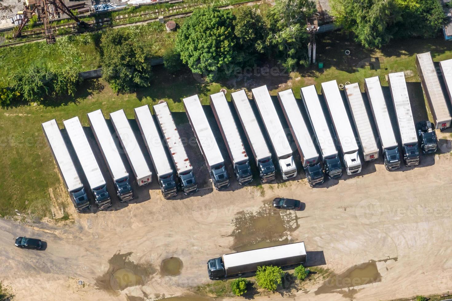 vue aérienne sur le vieux parking de camions photo