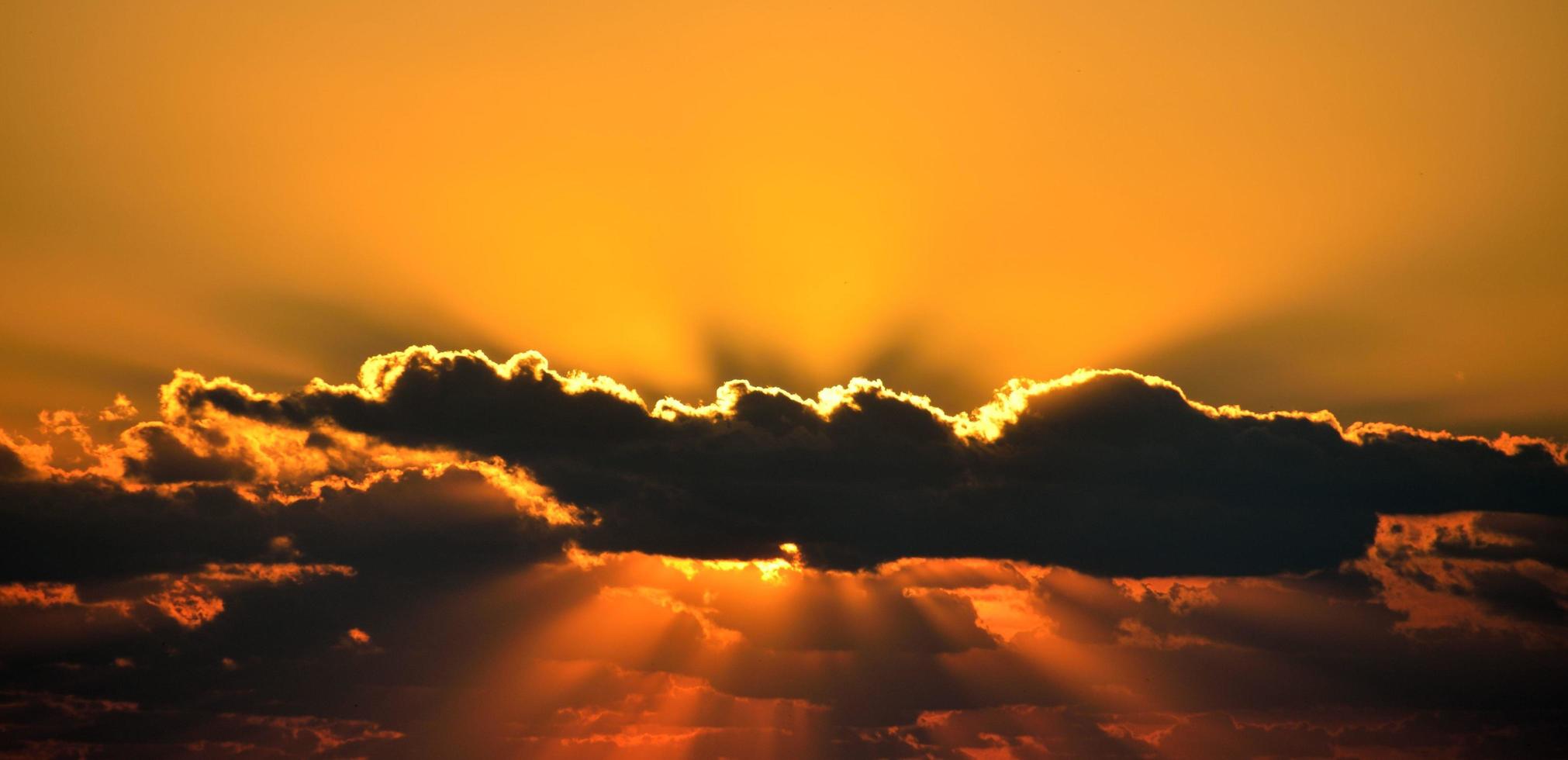 coucher de soleil orange dramatique photo