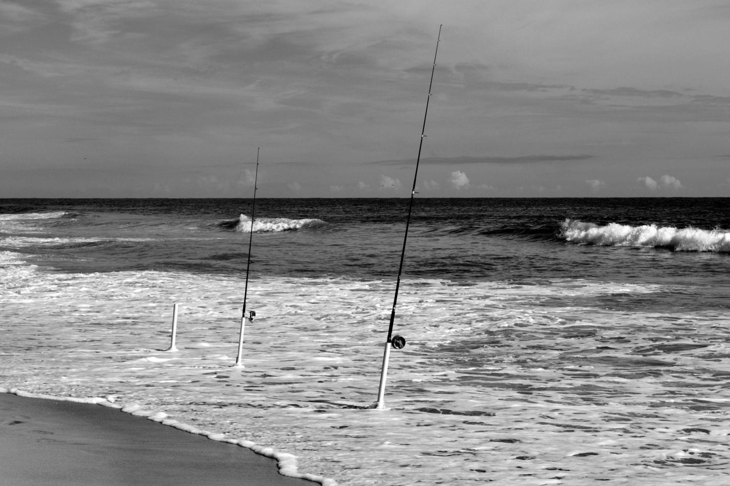 cannes à pêche dans l'océan photo