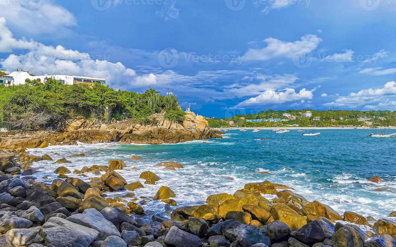 belles vagues de surfeur rochers falaises à la plage puerto escondido mexique. photo