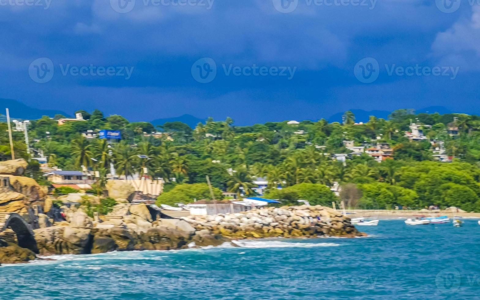 belles vagues de surfeur rochers falaises à la plage puerto escondido mexique. photo