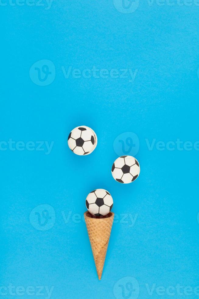 macarons de football dans des cônes de gaufre photo
