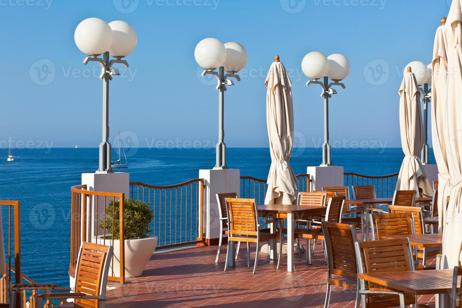 café en plein air avec vue sur la mer photo