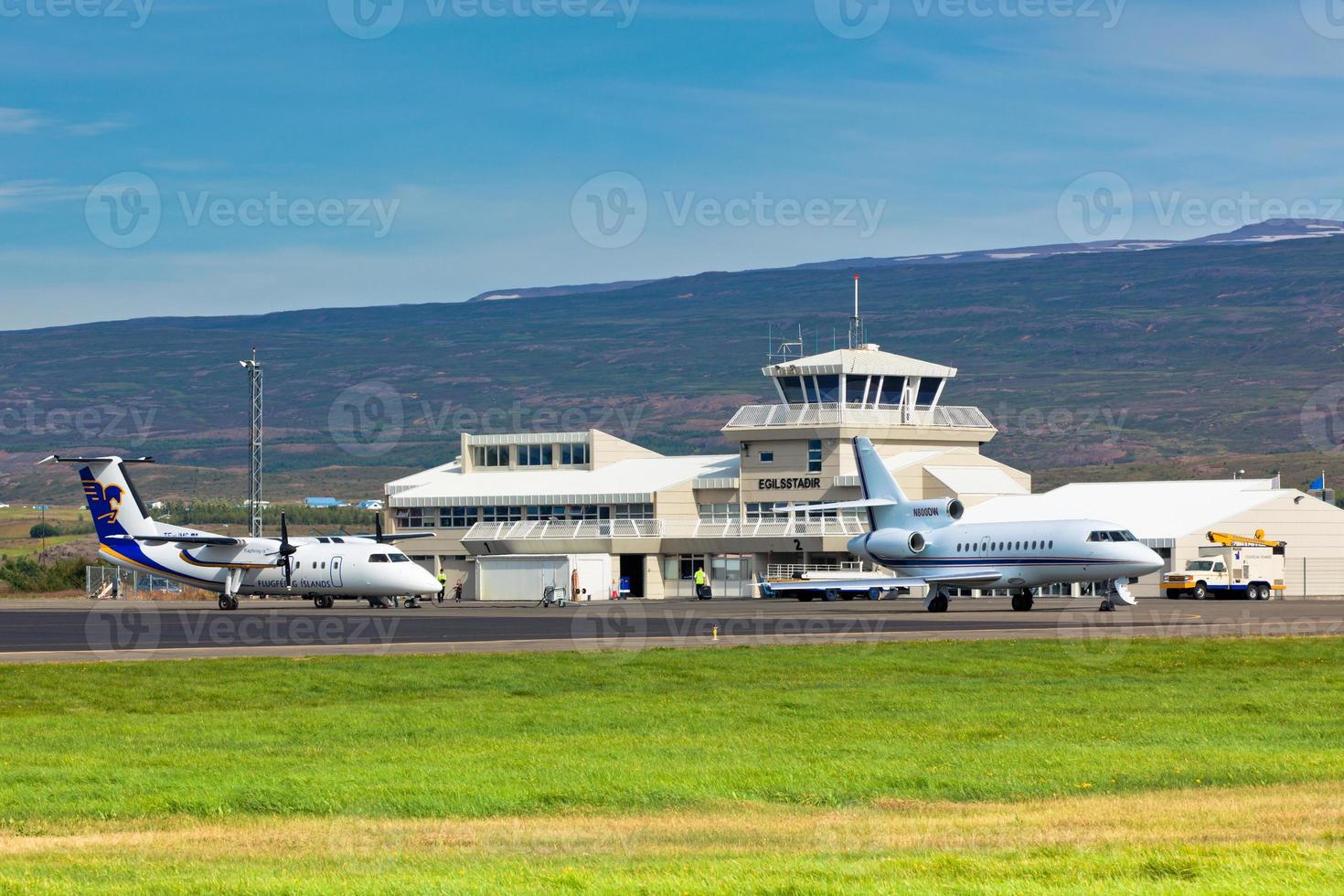 petit aéroport local à egilsstadir, nord de l'islande photo