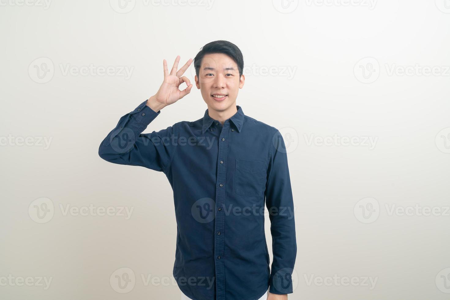 jeune homme asiatique pouces vers le haut ou signe de la main ok photo