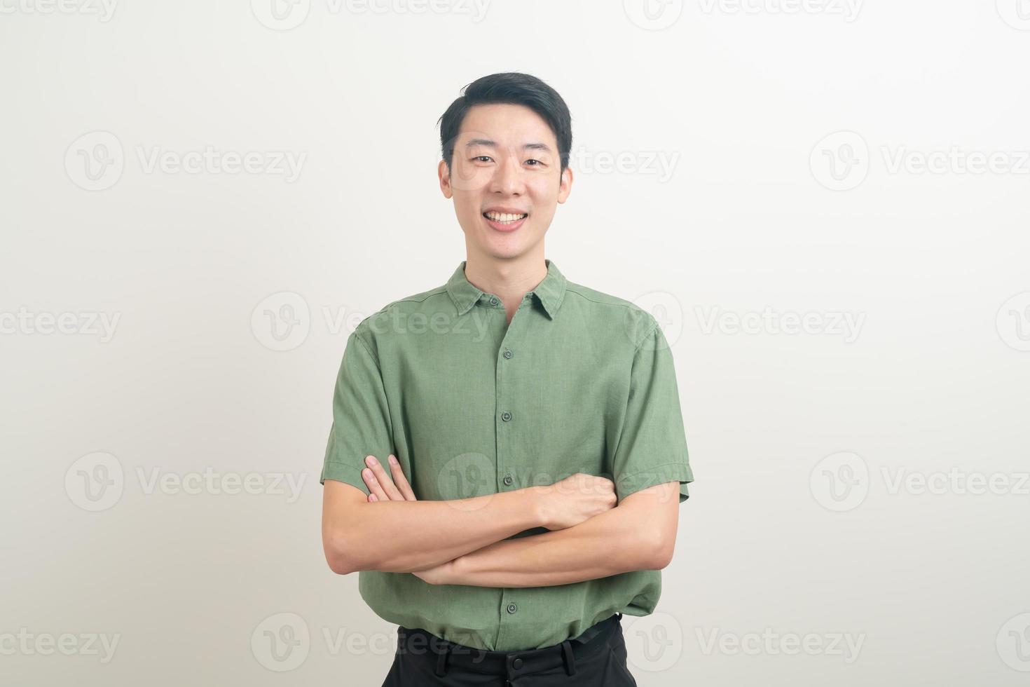 homme asiatique heureux souriant sur fond blanc photo