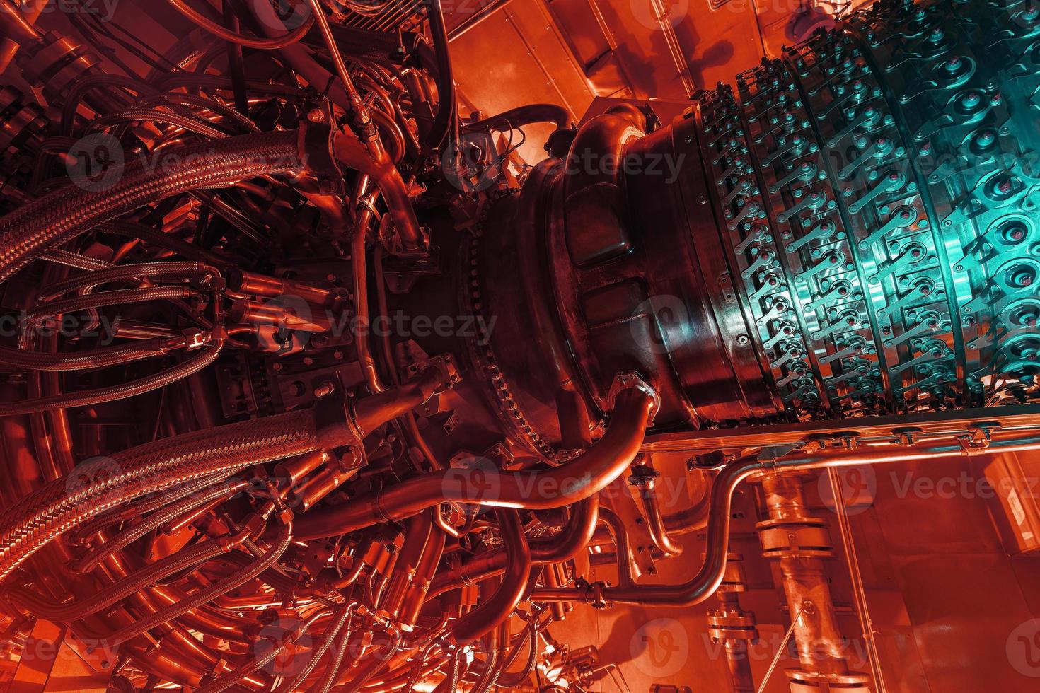 moteur à turbine à gaz du compresseur de gaz d'alimentation situé à l'intérieur d'une enceinte pressurisée, le moteur à turbine à gaz utilisé dans la plate-forme centrale de traitement du pétrole et du gaz offshore. photo