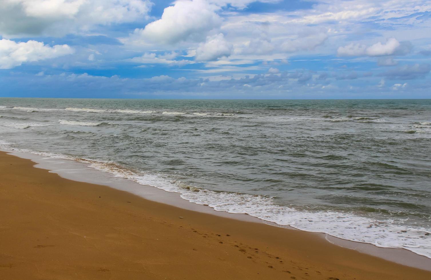 plage et ciel bleu photo