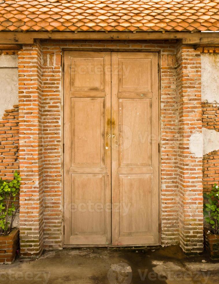 porte grunge et mur de briques photo