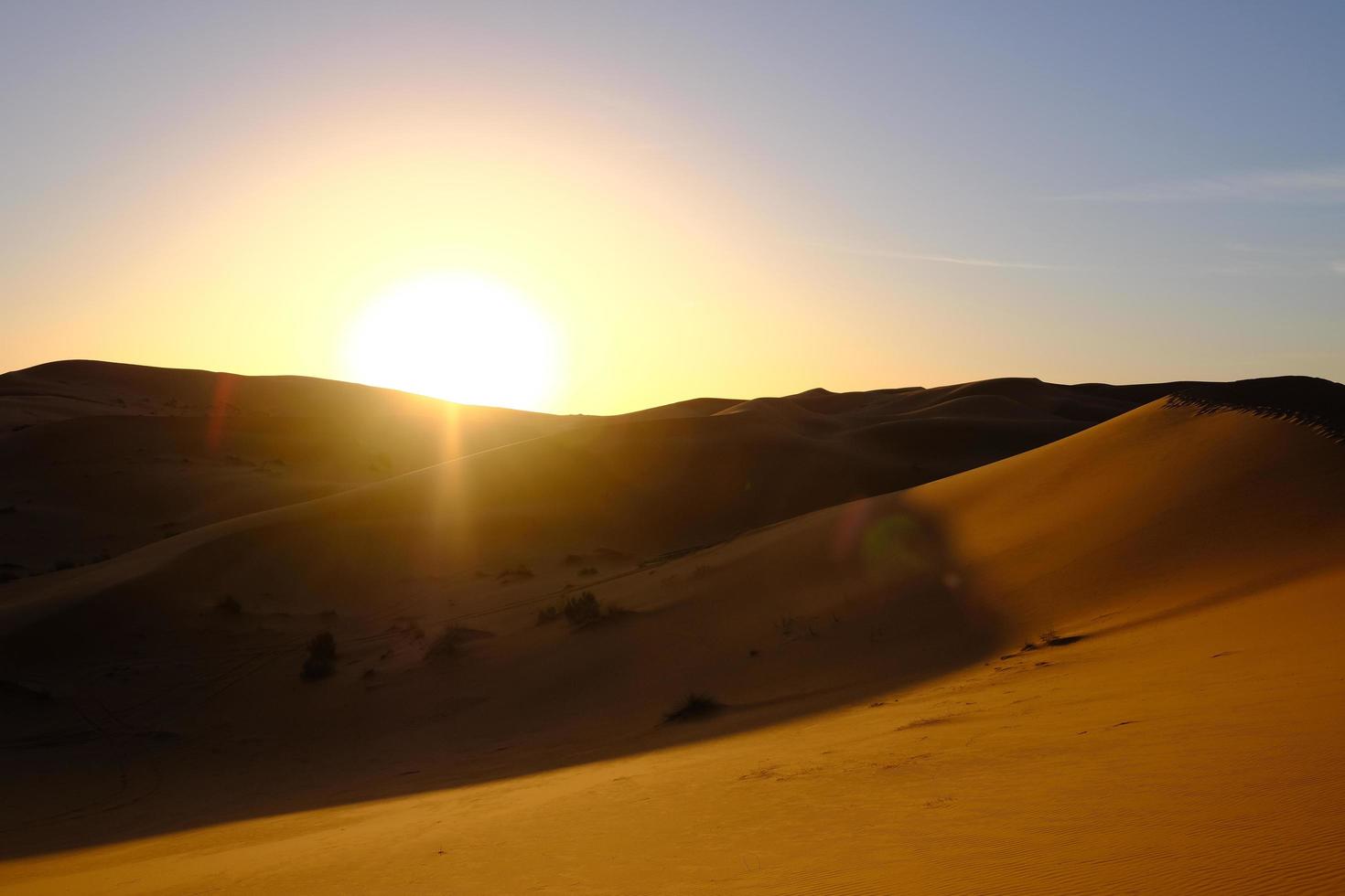 coucher de soleil dans un désert photo