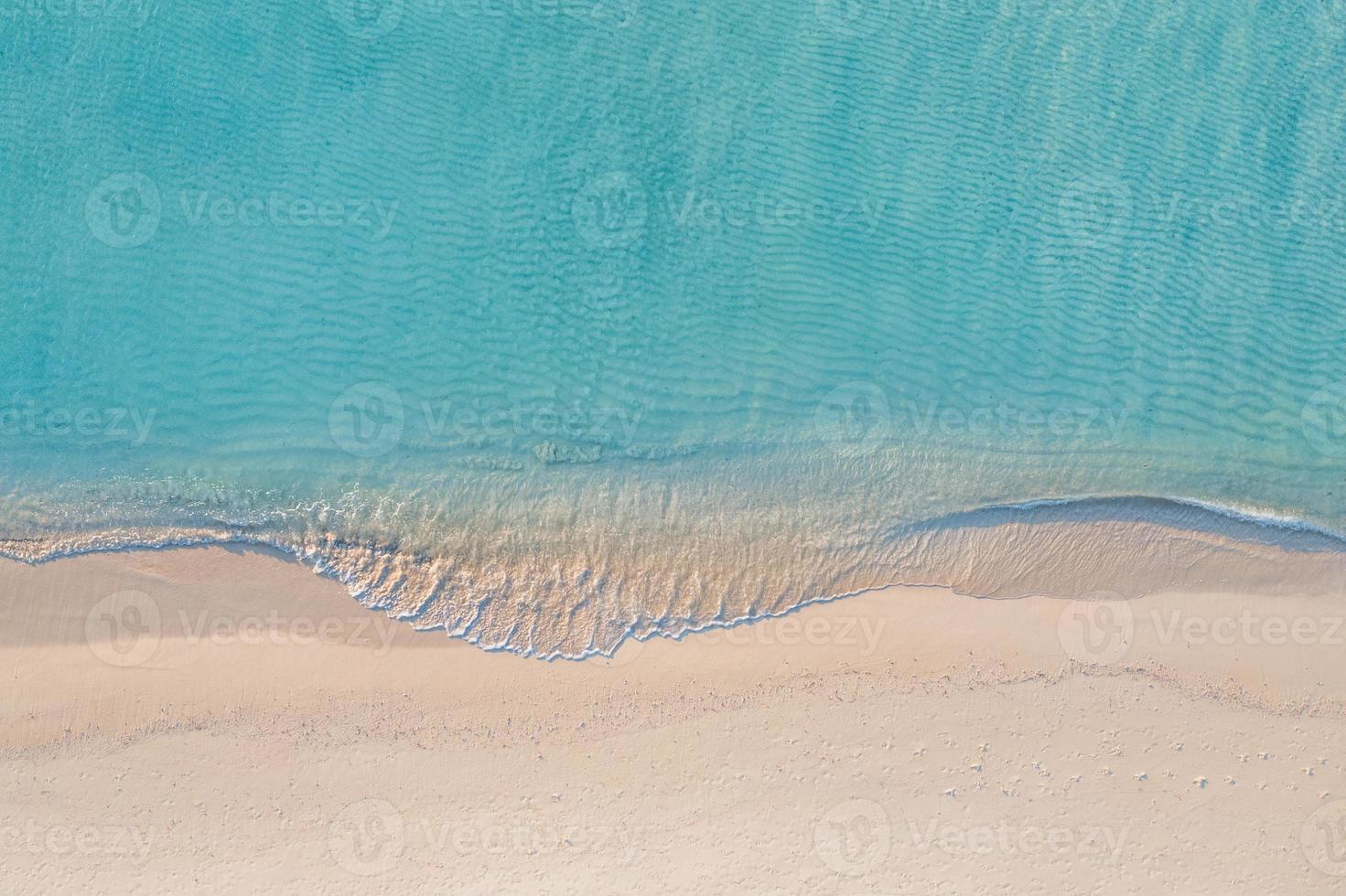 scène de plage aérienne relaxante, bannière de modèle de vacances de vacances d'été. les vagues surfent avec un incroyable lagon bleu océan, bord de mer, littoral. vue de dessus de drone aérien parfait. plage lumineuse paisible, bord de mer photo