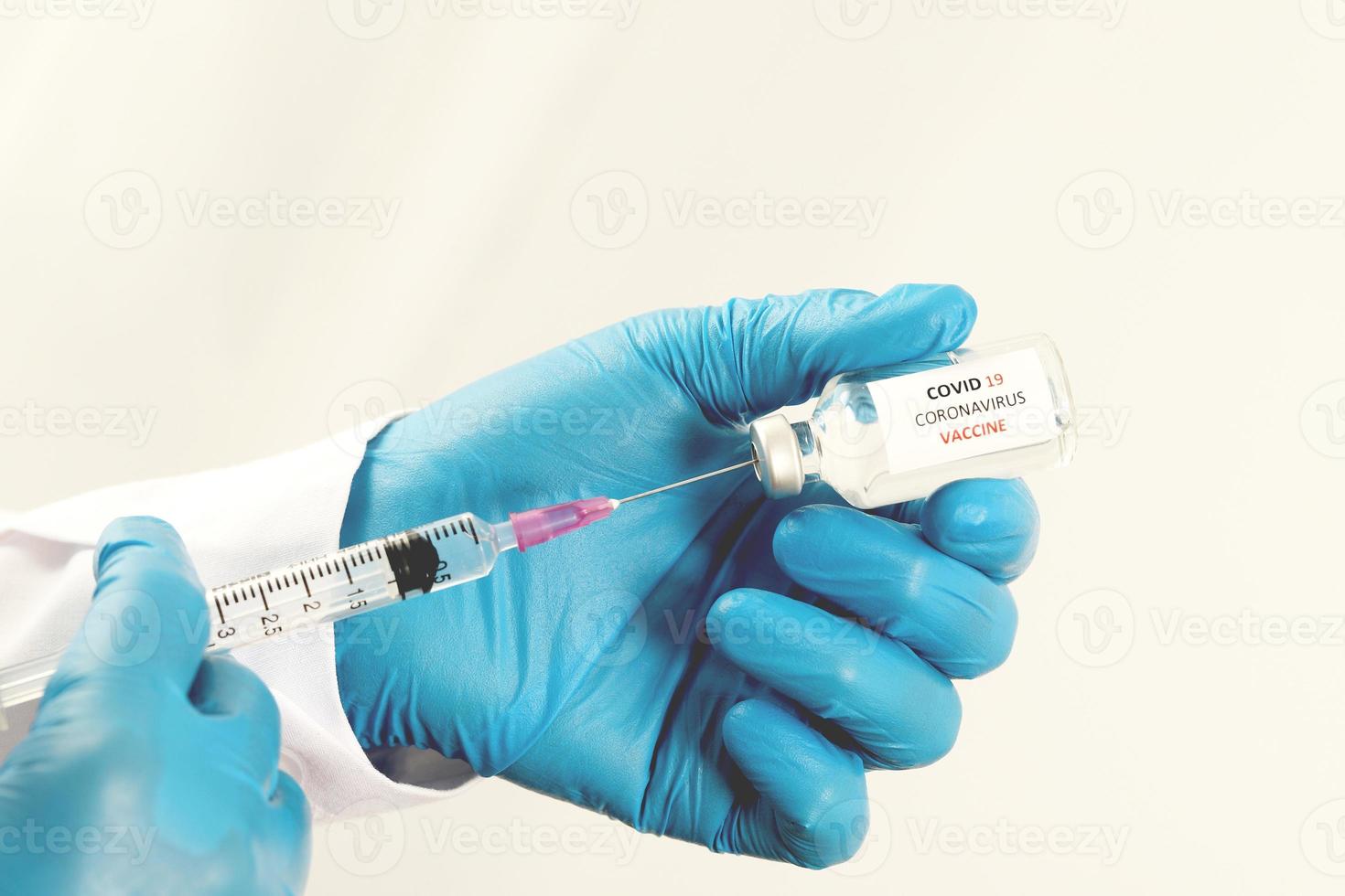 vaccin covid-19 entre les mains de chercheurs femme médecin tenant une seringue et une bouteille de médicament avec vaccin pour injecter l'immunité contre covid 19 photo