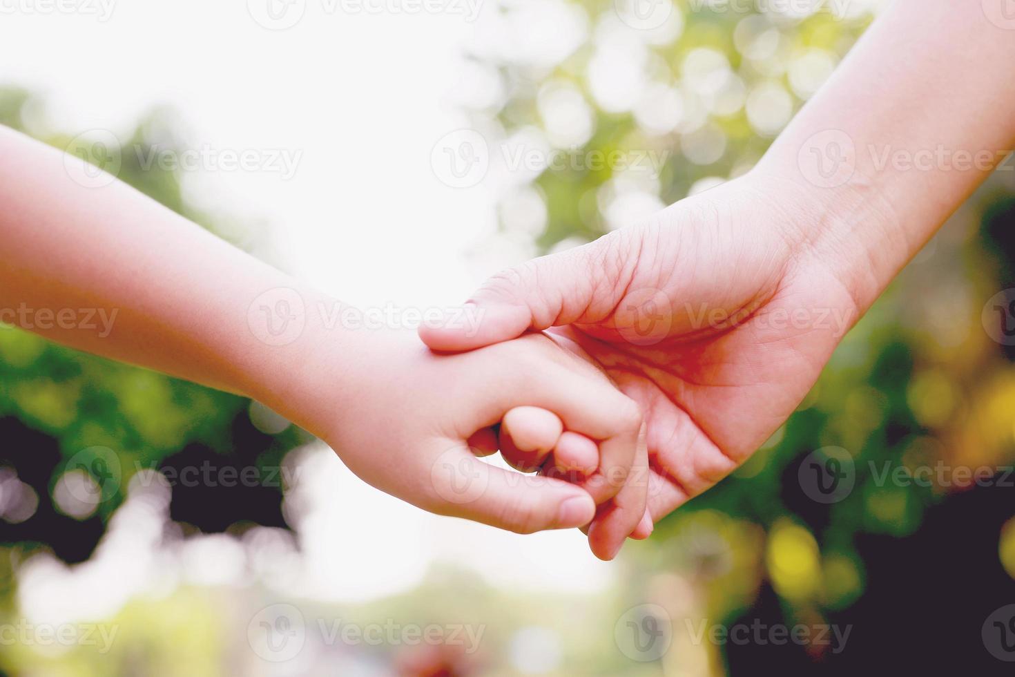 les mains des enfants avec soin, inquiétude, chaleur des mères. photo