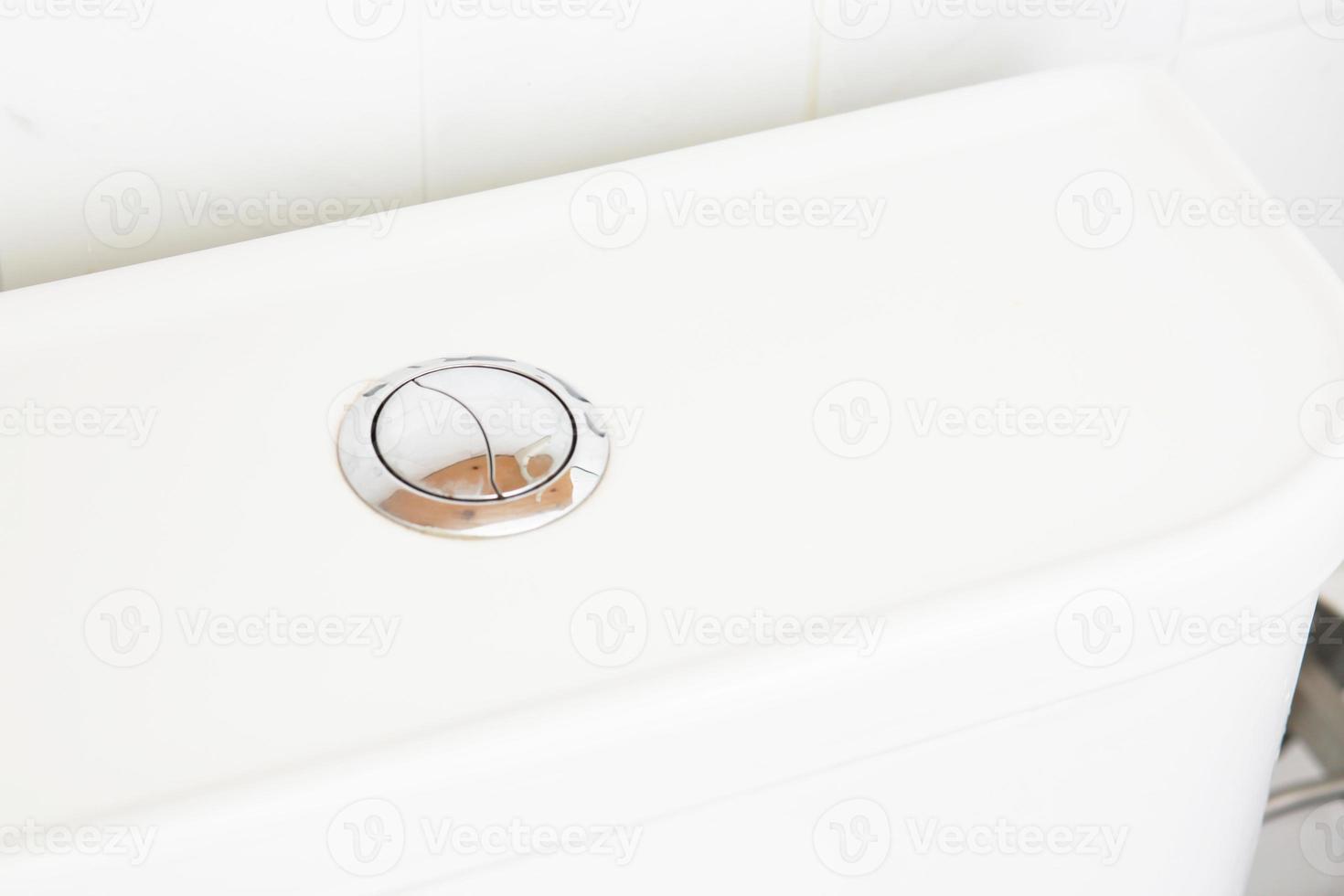 couvercle de toilette blanc et salle de bain propre photo